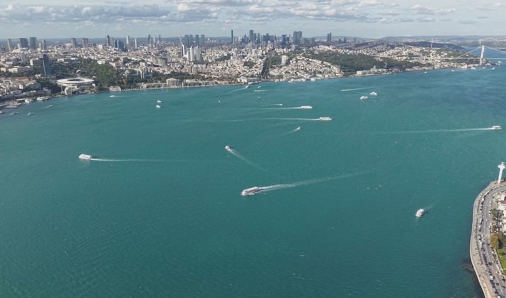 Nach dreitägigen Regenfällen in Istanbul: Bosporus färbt sich türkis