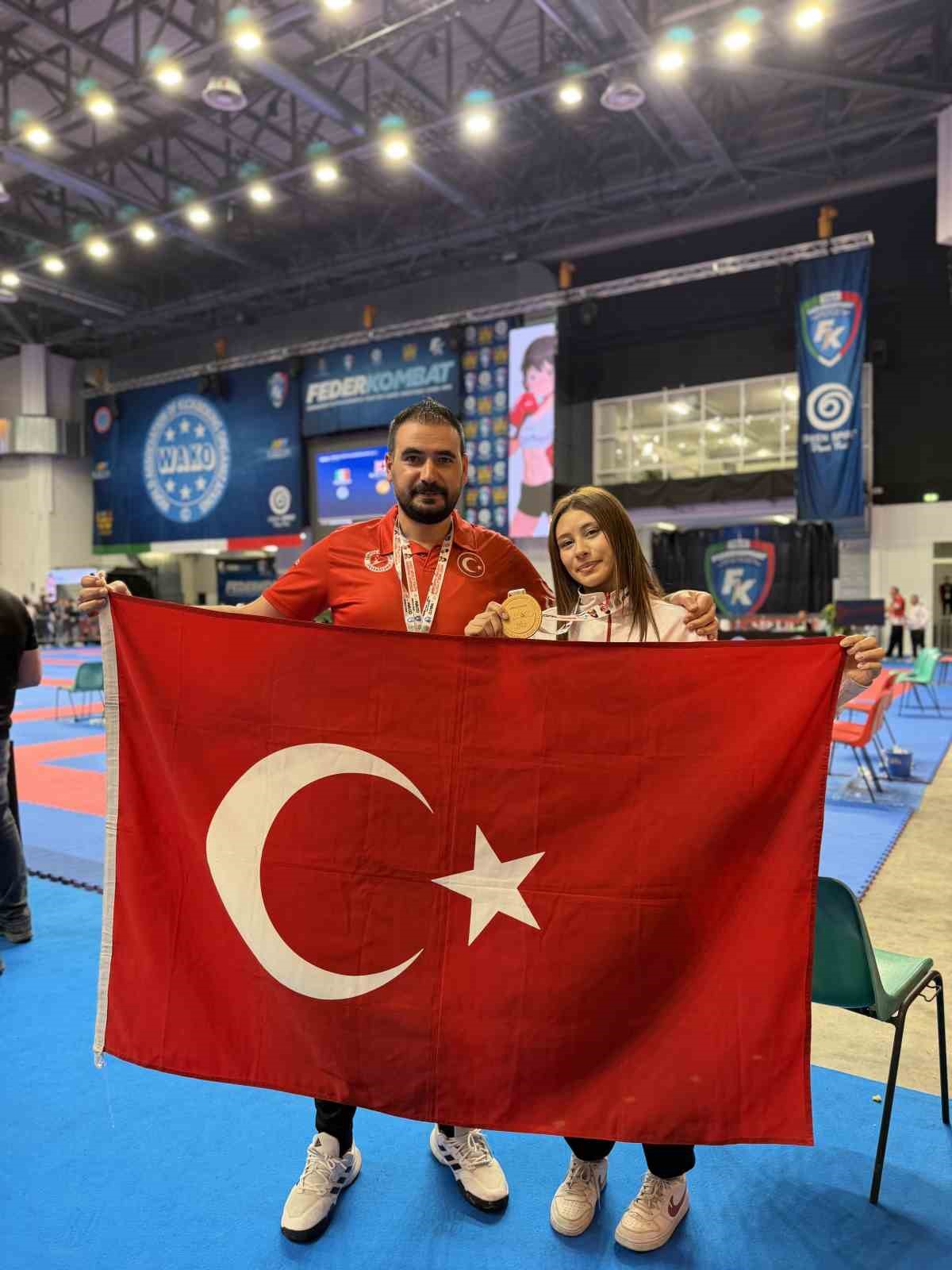 Aslı Salım ve antrenörünün Türk bayrağıyla çekilmiş fotoğrafı.