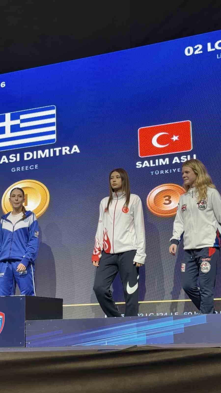 Aslı Salım’ın ödül töreninde kürsüde göründüğü fotoğraf.