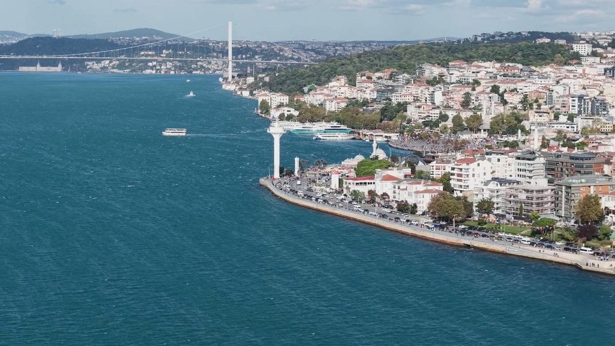 İstanbul Boğazı kıyıları ve köprü siluetiyle birlikte turkuaz renge dönen deniz.