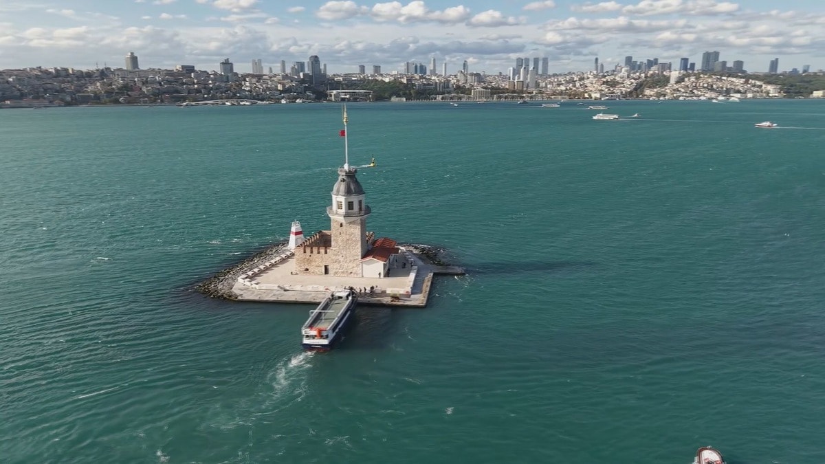Kız Kulesi, şehir silueti ve turkuaz renkte görünen İstanbul Boğazı.