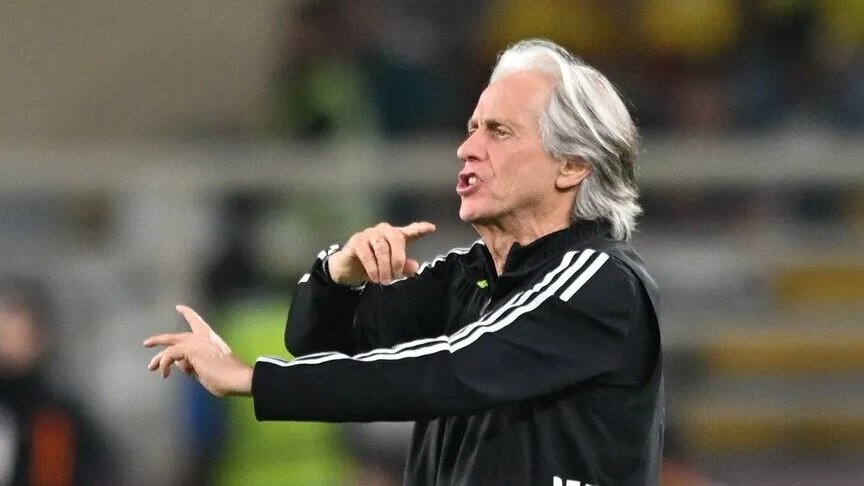 Jorge Jesus saha kenarında talimat verirken görülüyor.