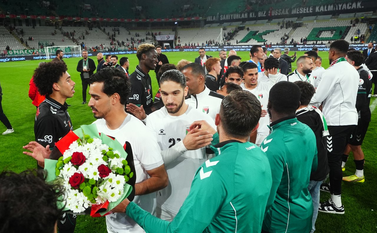 Maç sonunda Konyaspor ve Filistin Milli Takımı oyuncularının sahada bir araya geldiği, çiçek takdiminin yapıldığı an.