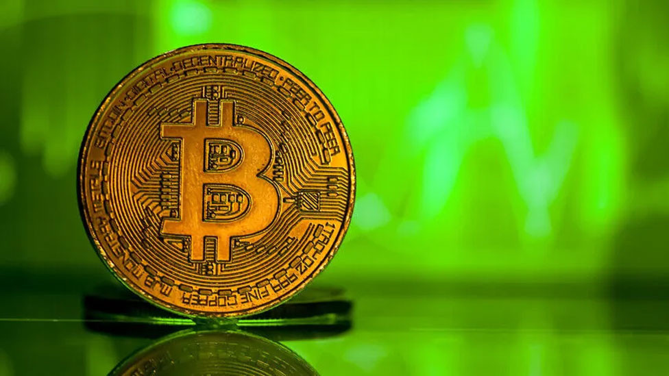 Yeşil piyasa grafiği önünde Bitcoin temsili görseli.