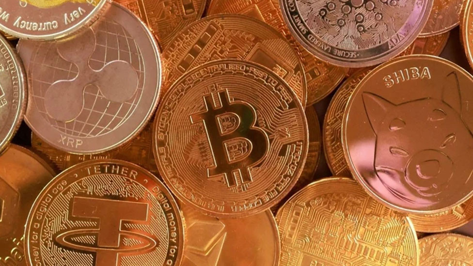 Bitcoin, XRP, Ethereum ve diğer kripto paraları temsil eden madeni para görselleri.