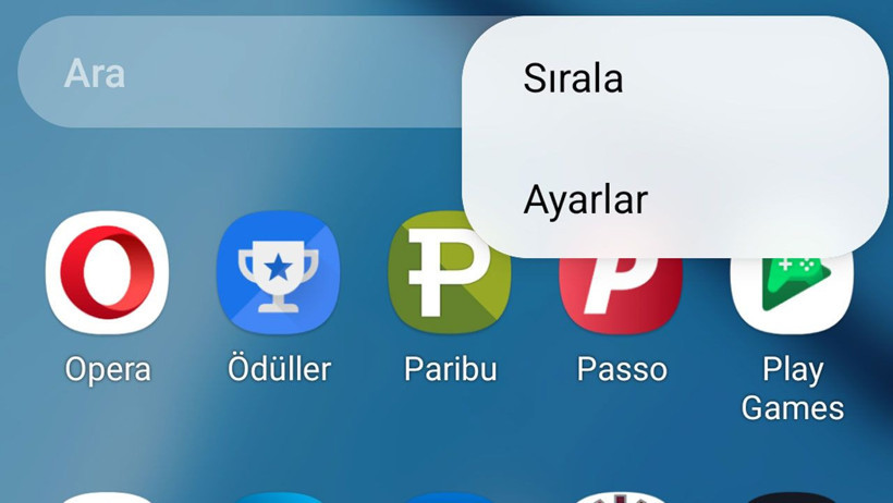 Android uygulama ekranında üç nokta menüsünün açıldığı ve “Ayarlar” seçeneğinin göründüğü ekran görüntüsü.