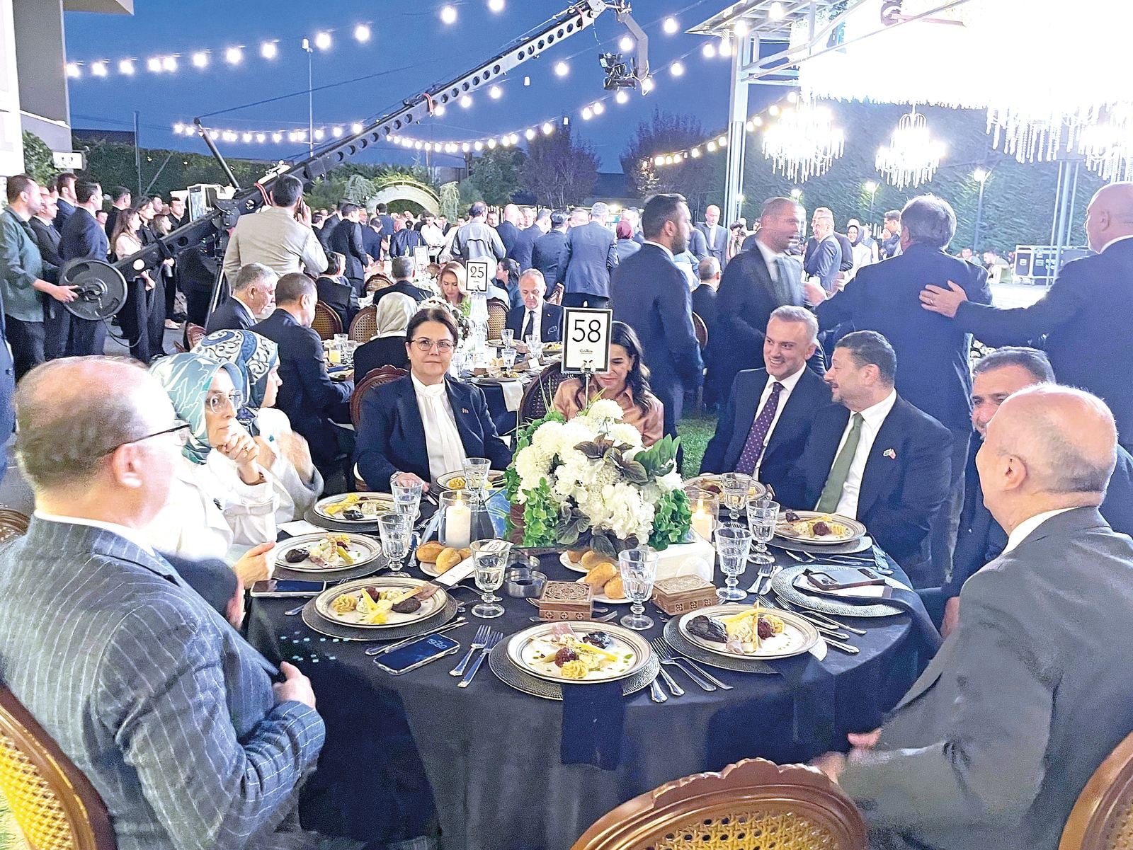 Ankara’daki düğün töreninde masalarda oturan davetliler ve siyasetçiler görülüyor.