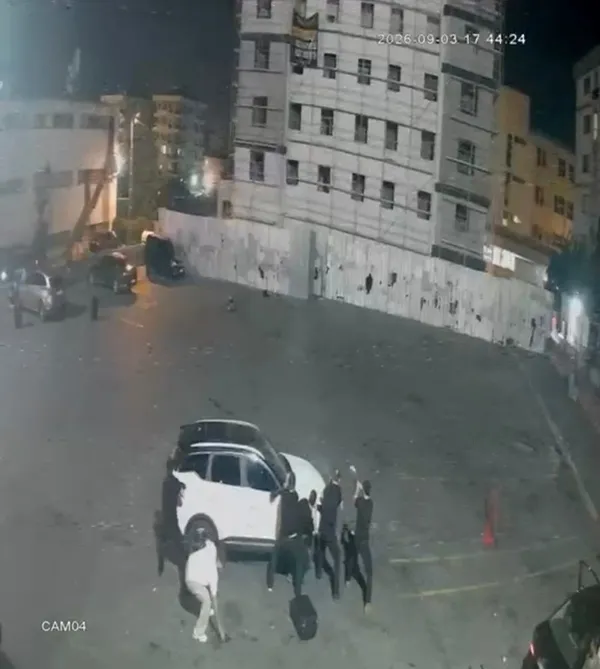 Sultanbeyli’de gece saatlerinde bir araç çevresinde güvenlik kamerasına yansıyan operasyon görüntüsü.