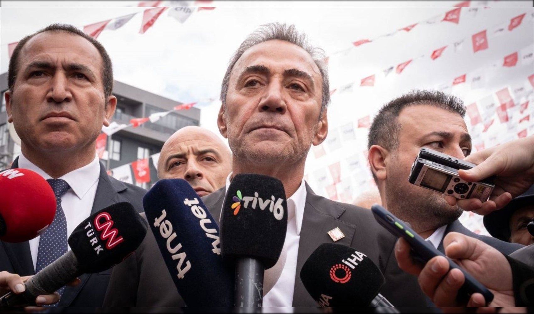 Berhan Şimşek’in eski sevgilisine şiddet uyguladığı görüntüler ortaya çıktı