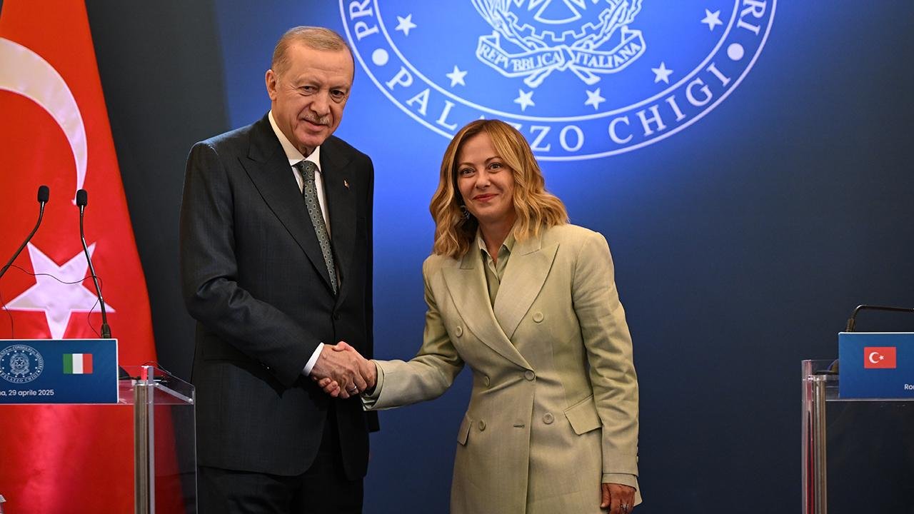 Recep Tayyip Erdoğan ile Giorgia Meloni’nin resmi görüşmede tokalaştığı kare.