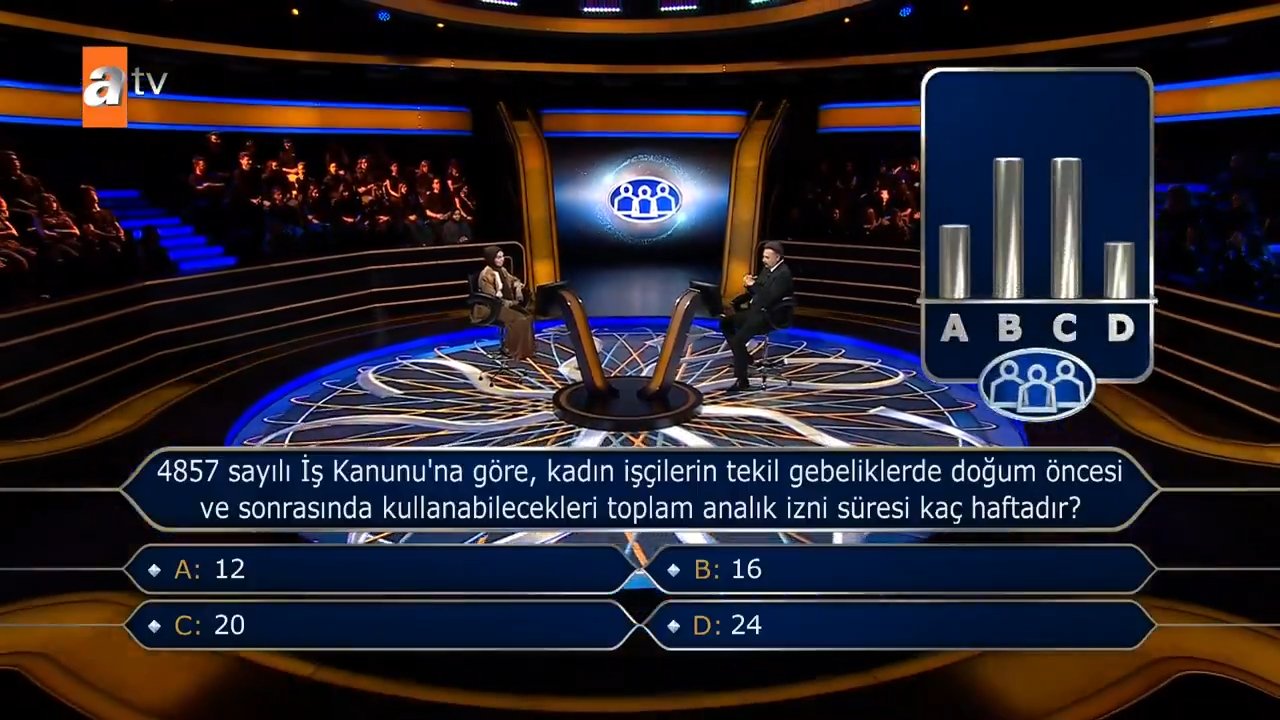 Kim Milyoner Olmak İster stüdyosunda analık izni sorusunun seçenekleriyle birlikte gösterildiği görüntü.