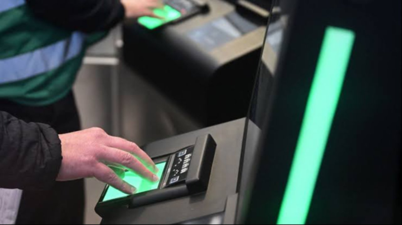 Biyometrik kontrol cihazına parmak okutulan sınır kontrol noktası.