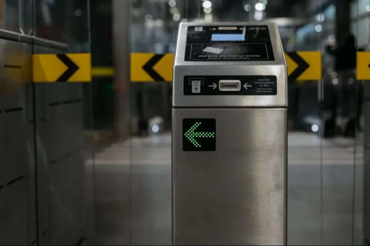 Sınır geçiş kapısında elektronik kontrol cihazı ve yön işareti.