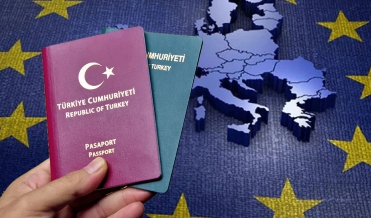 Türkiye Cumhuriyeti pasaportları ve Avrupa haritası görseli.