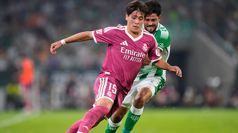 Real Madrid player Arda Güler is seen battling his opponent during the Real Betis match.