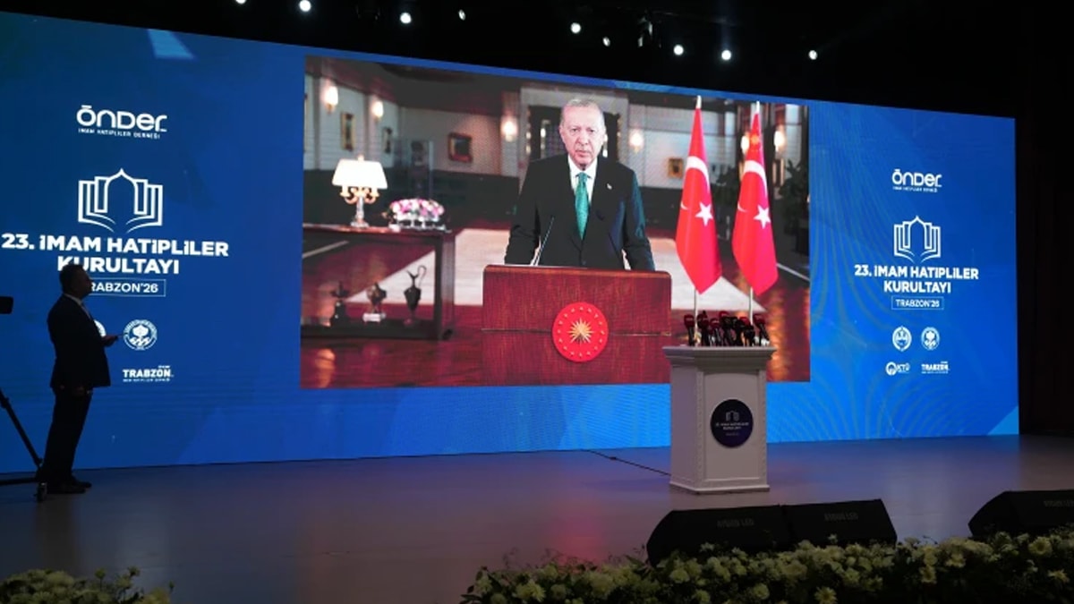 Trabzon’daki kurultay salonunda Erdoğan’ın video mesajının ekrana yansıtıldığı an.
