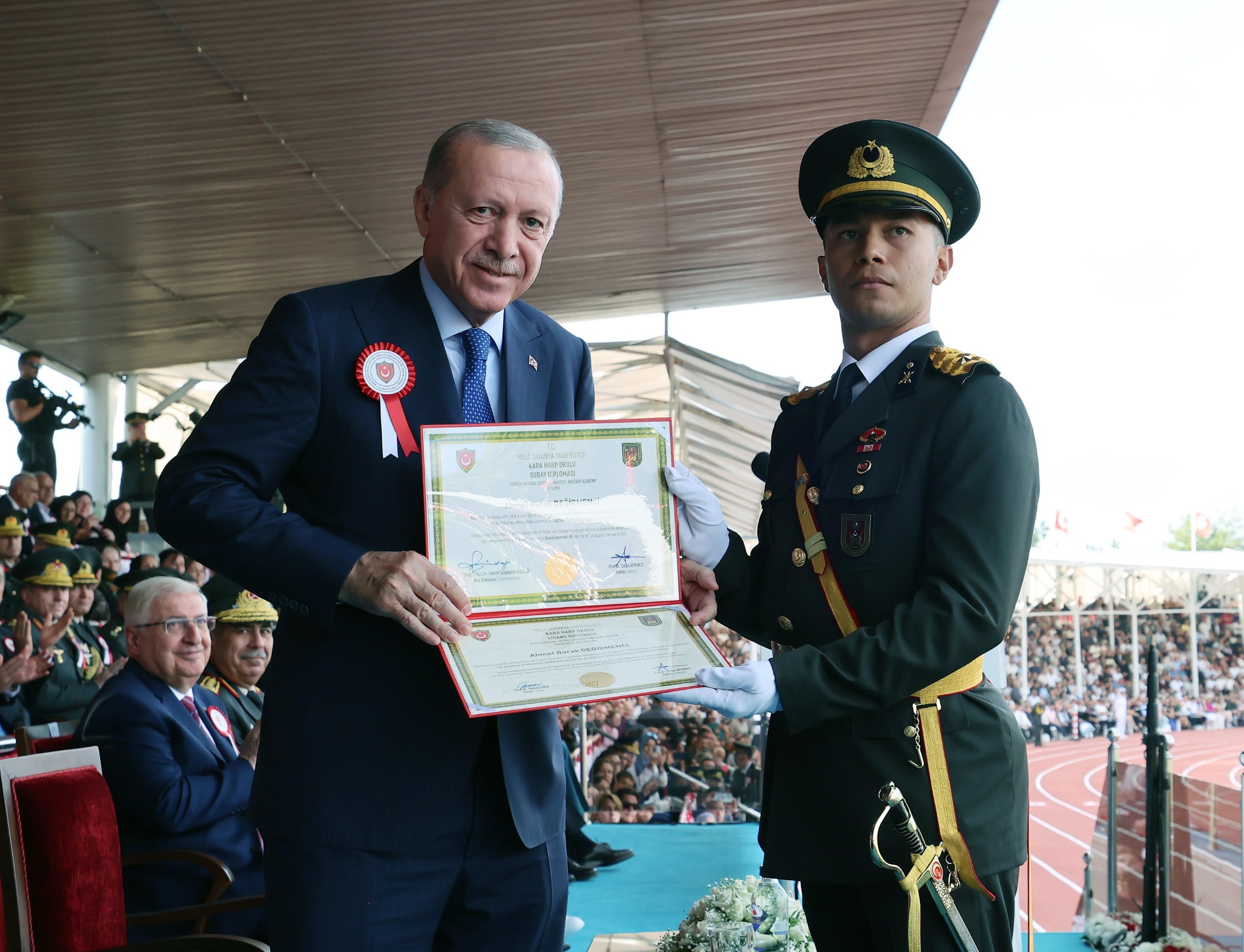 Erdoğan’ın Kara Harp Okulu dönem birincisi Ahmet Burak Değirmenci’ye diploma verdiği tören görüntüsü.