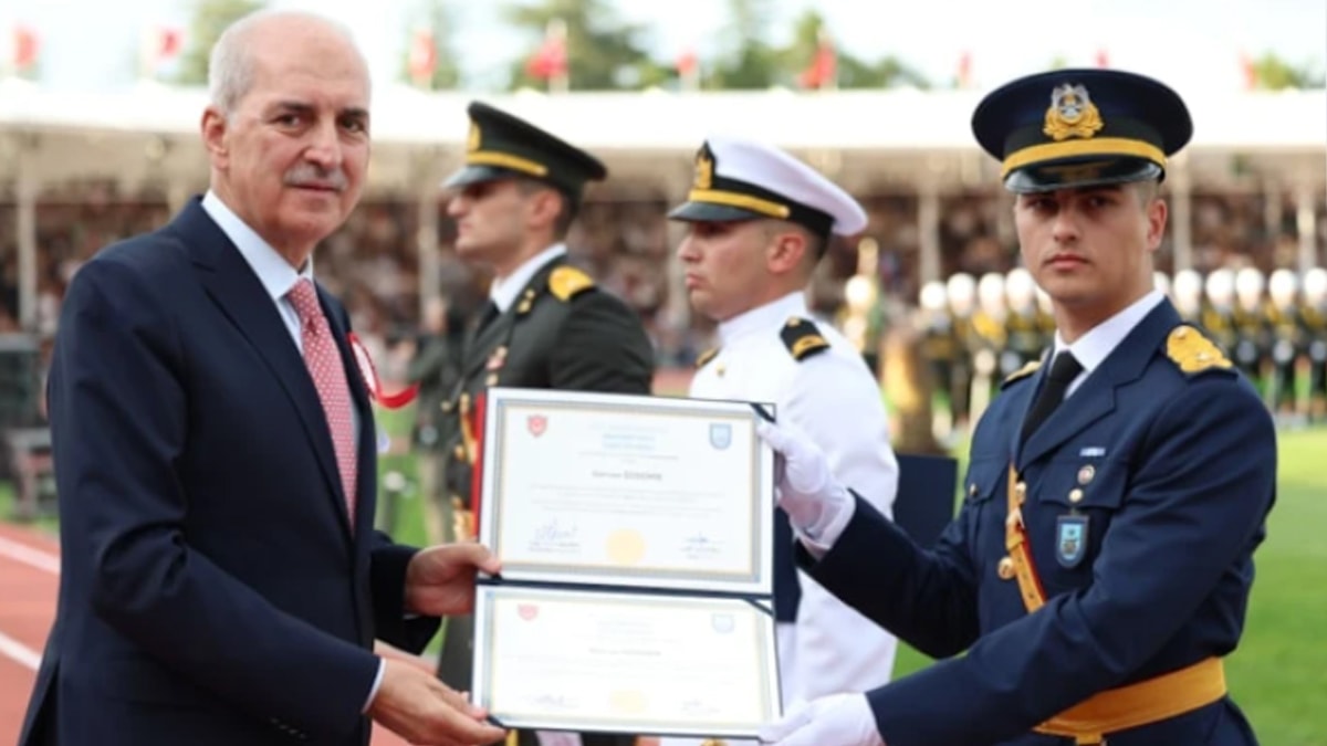 TBMM Başkanı Numan Kurtulmuş’un Hava Harp Okulu mezunu Sercan Özdemir’e diploma verdiği tören görüntüsü.