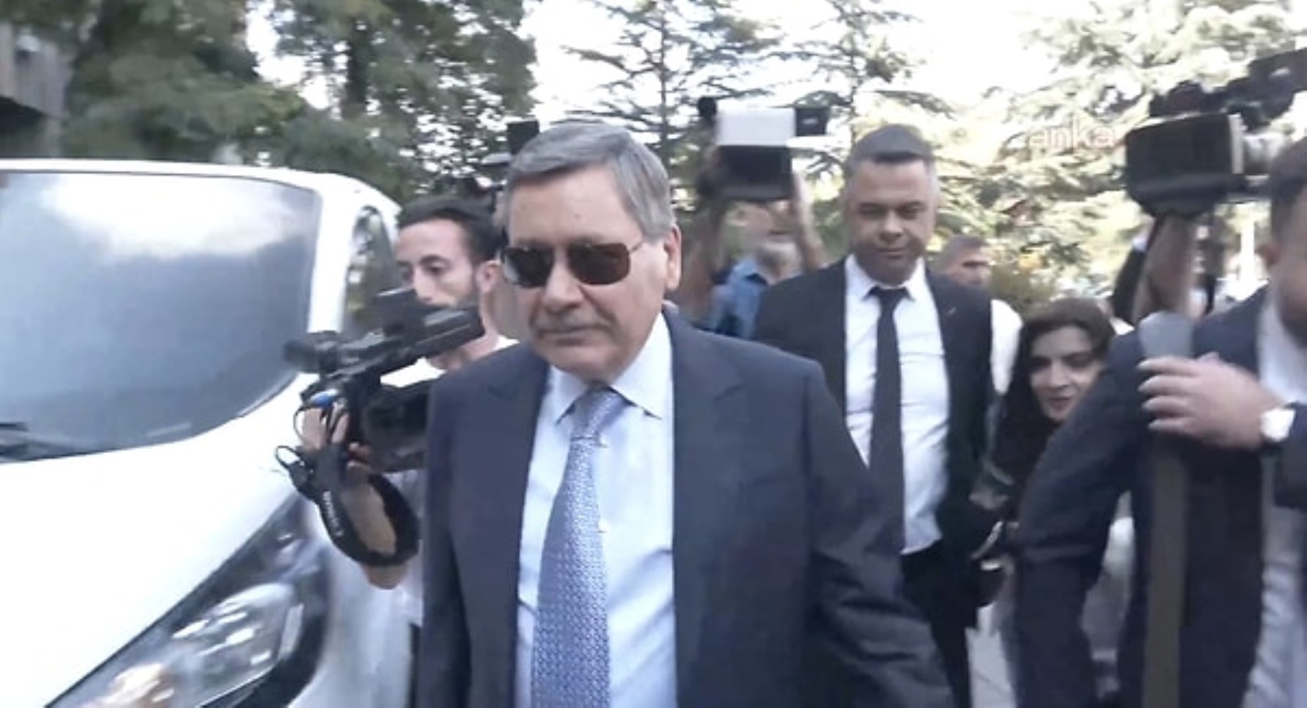 Melih Gökçek sakız tartışmasında gazetecileri hedef aldı: 'Yorumlarına dikkat etsinler'