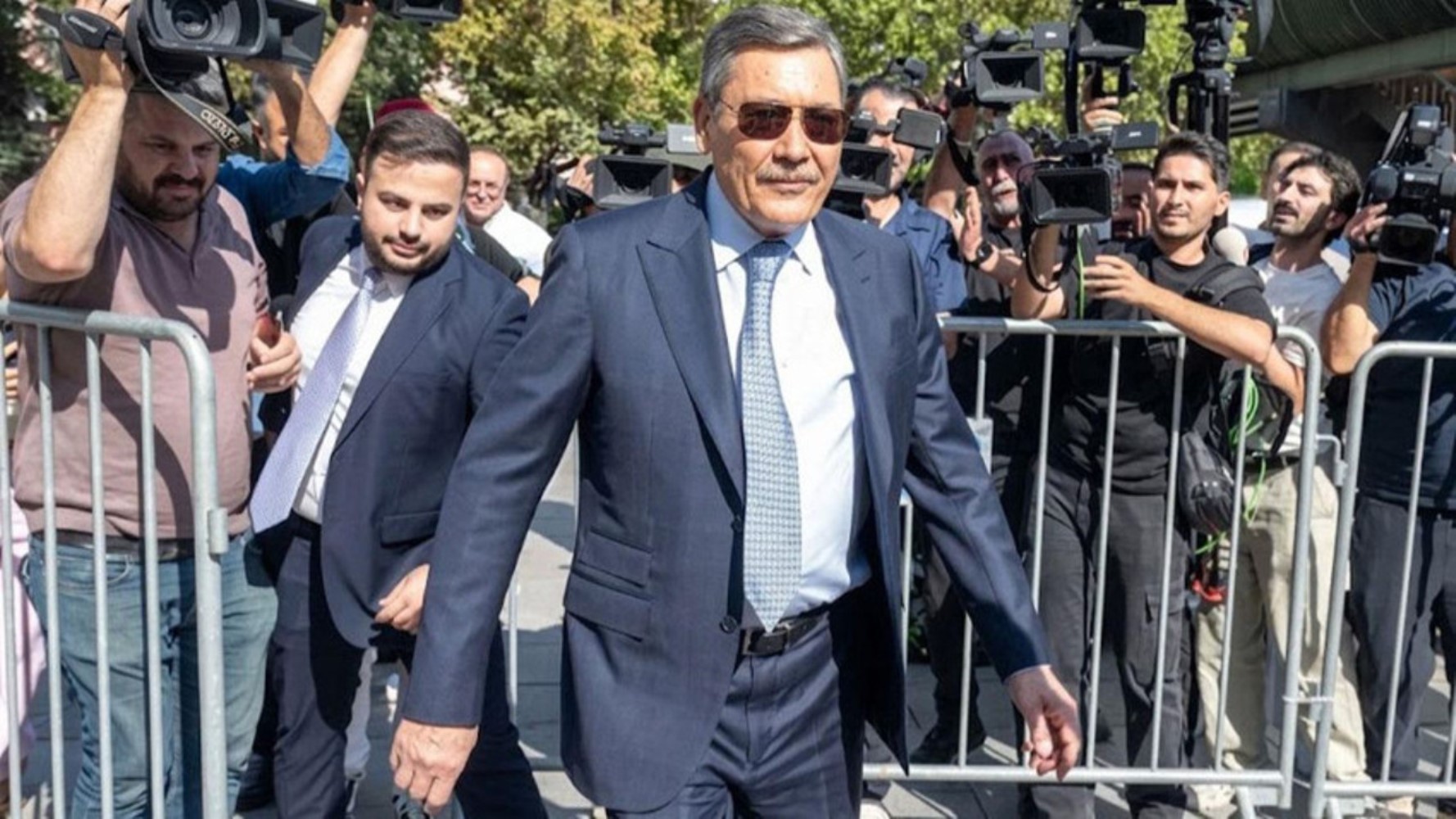Melih Gökçek sakız tartışmasında gazetecileri hedef aldı: 'Yorumlarına dikkat etsinler'