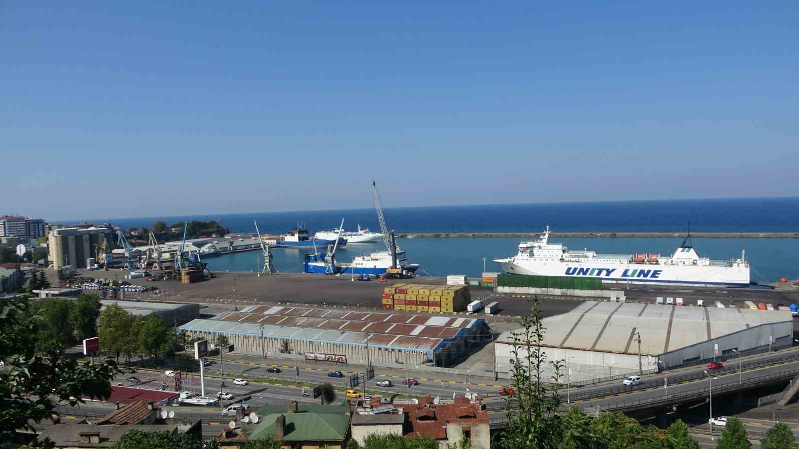 Trabzon Limanı’nda demirli Ro-Ro gemisi ve liman sahası.