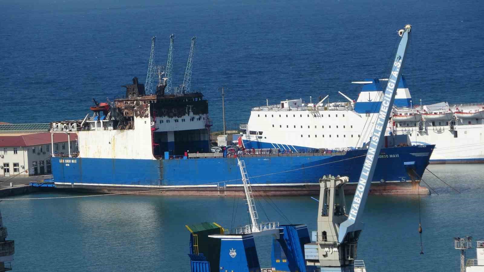 Trabzon Limanı’nda demirli Lider Bordo-Mavi Ro-Ro gemisinin hasarlı bölümü.