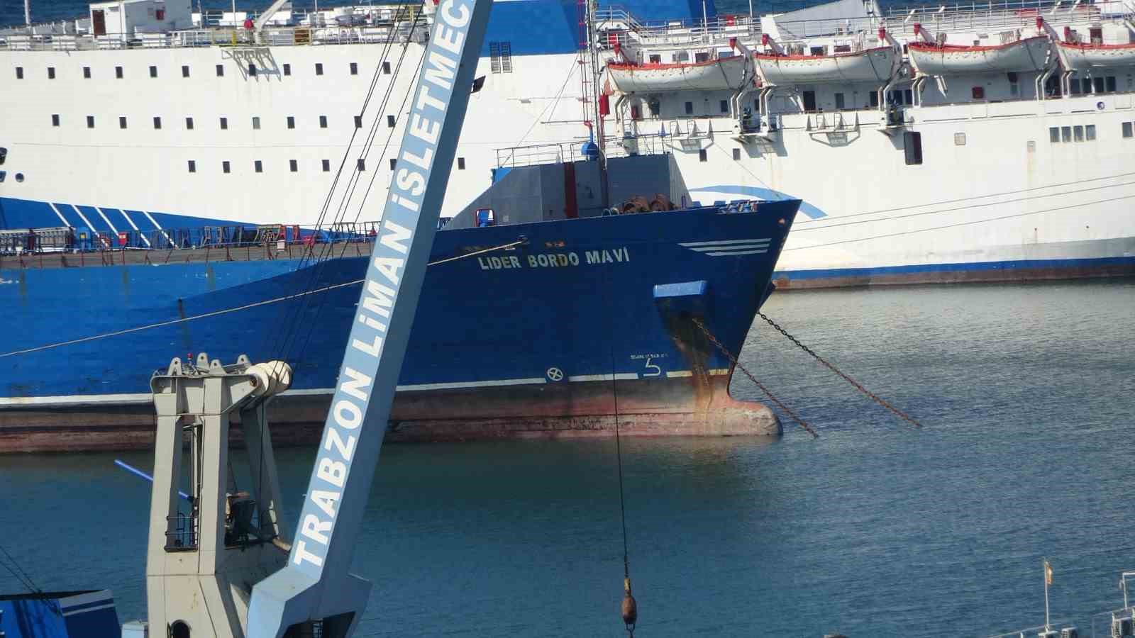 Lider Bordo-Mavi gemisinin pruvası ve limandaki vinçler.