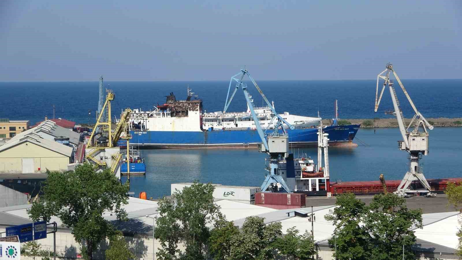 Trabzon Limanı’nda vinçler arasında demirli Lider Bordo-Mavi gemisi.
