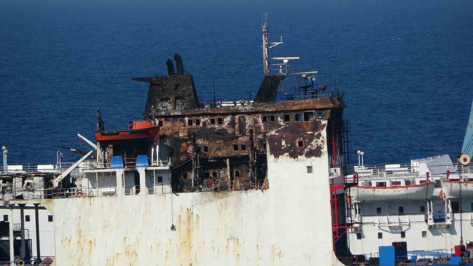 Lider Bordo-Mavi gemisinin yangından zarar görmüş üst bölümü.