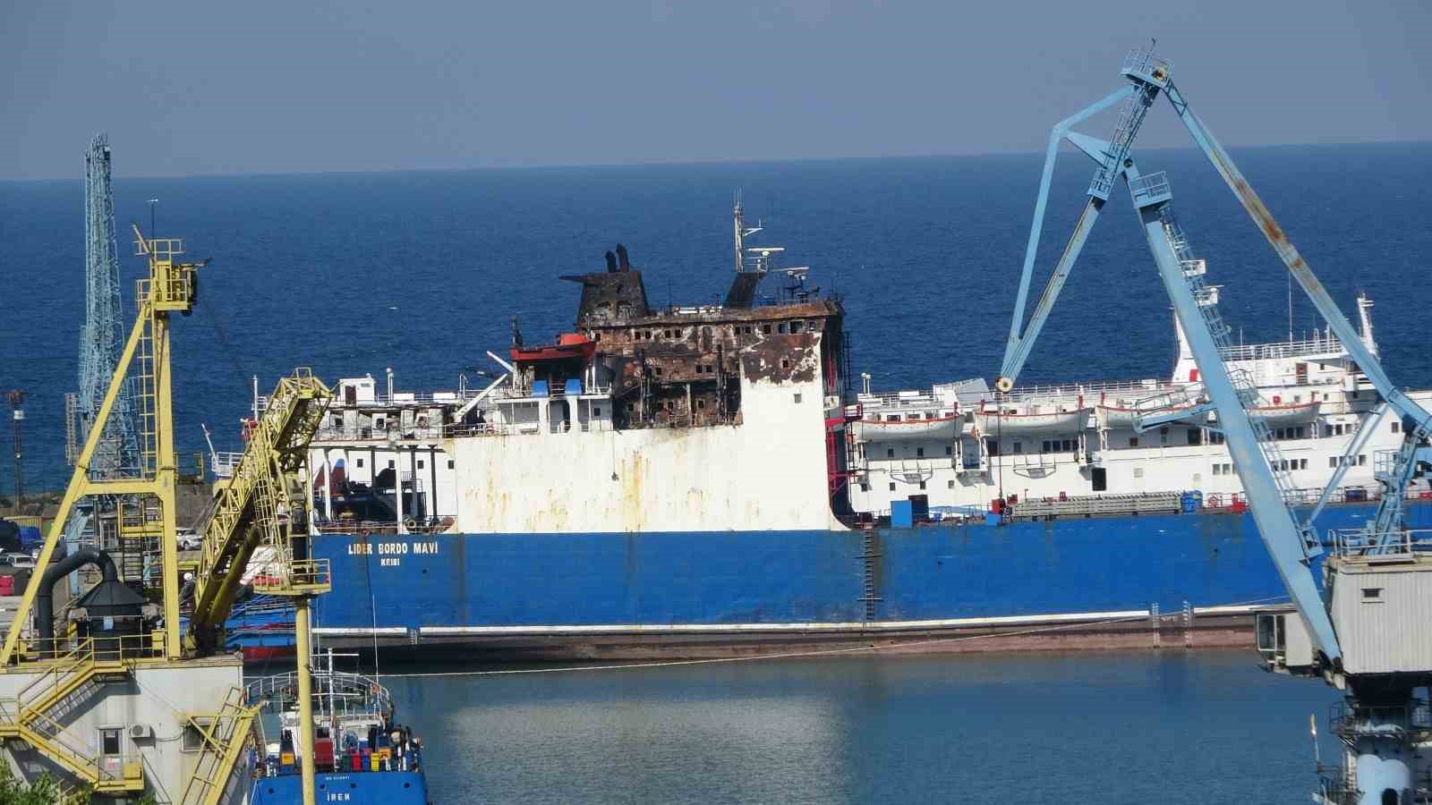 Trabzon Limanı’nda demirli Lider Bordo-Mavi gemisinin geniş açıdan görüntüsü.