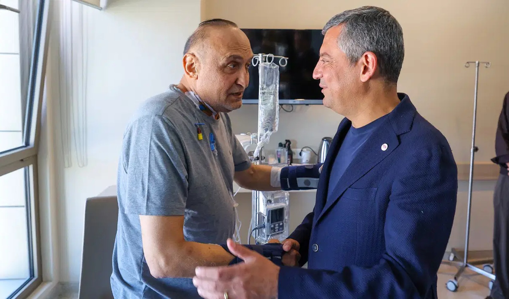 Özgür Özel’den bıçaklı saldırıda yaralanan Melih Meriç’e hastane ziyareti