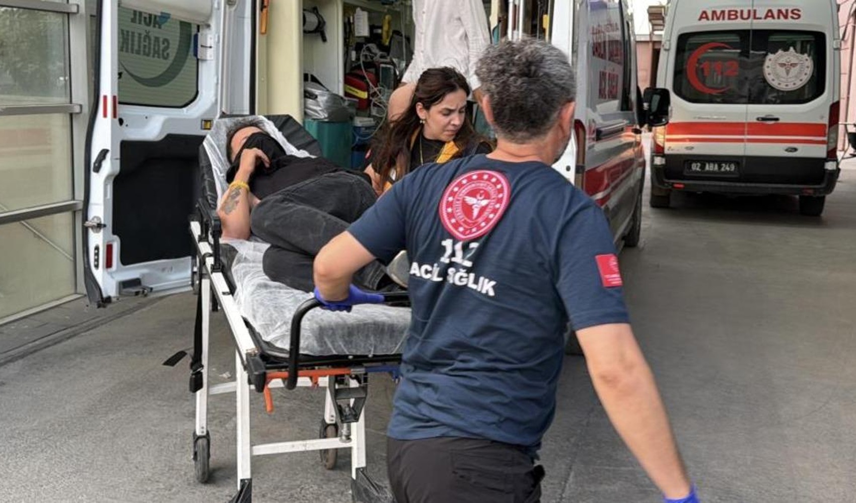 Darbedilen kadına yardım etmek isteyen genç bıçaklandı