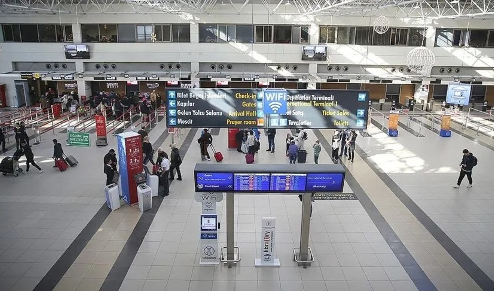 Antalya Havalimanı’nda uyuşturucu operasyonu: İki valizde 18 kilo uyuşturucu ele geçirildi
