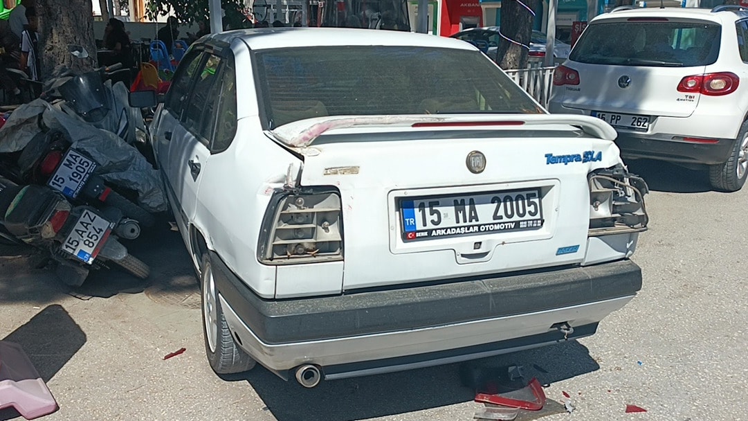 Burdur’da traktörün çarptığı park halindeki otomobil ve motosikletler.