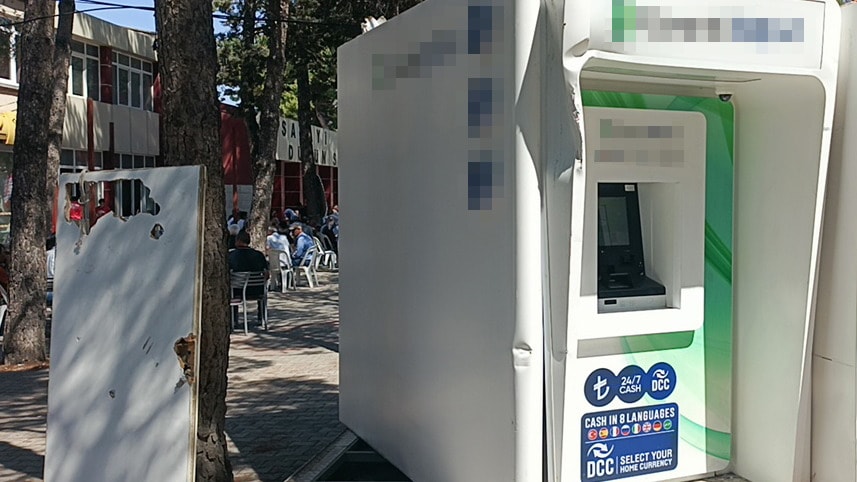 Kazanın ardından hasar gören ATM ve çevresindeki alan.