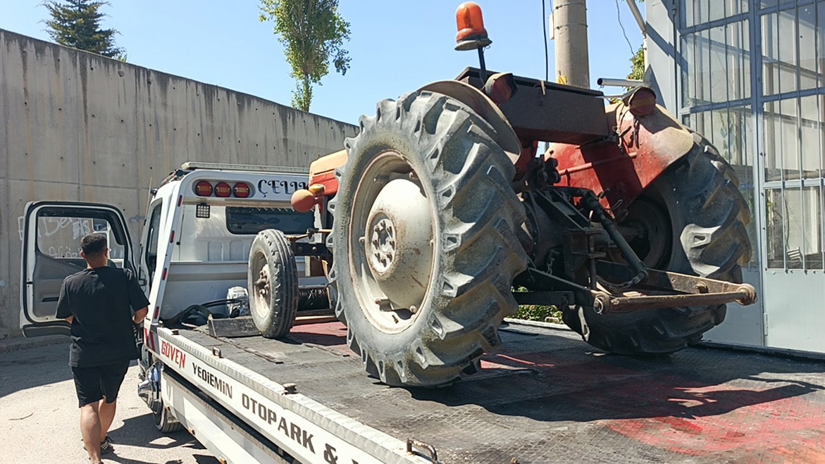Kazaya karışan traktörün çekici üzerine yüklenmiş hali.