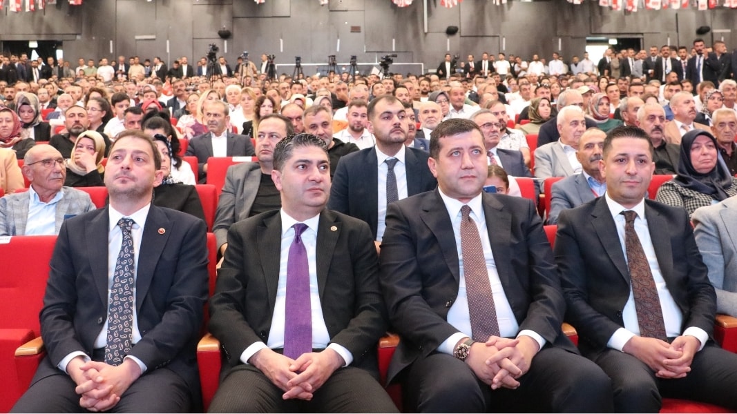 Kongre salonunda ön sıralarda oturan MHP yöneticileri ve katılımcılar görülüyor.