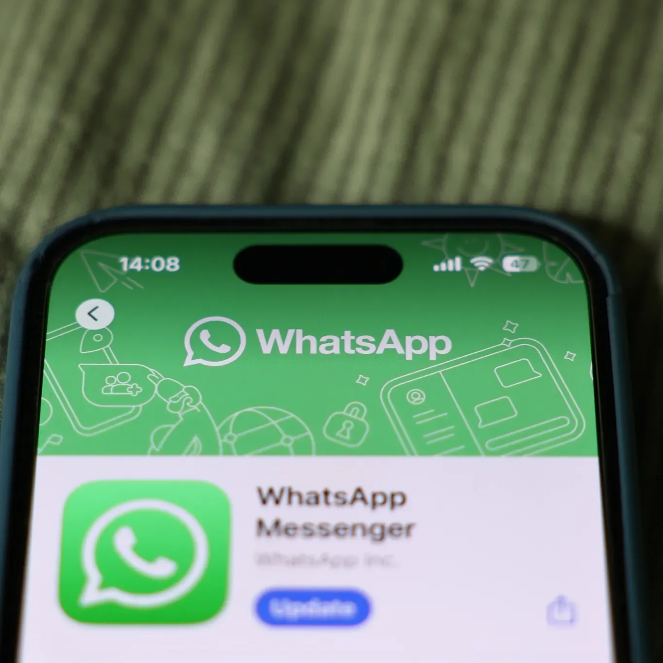 Akıllı telefon ekranında WhatsApp uygulama sayfası görünüyor.