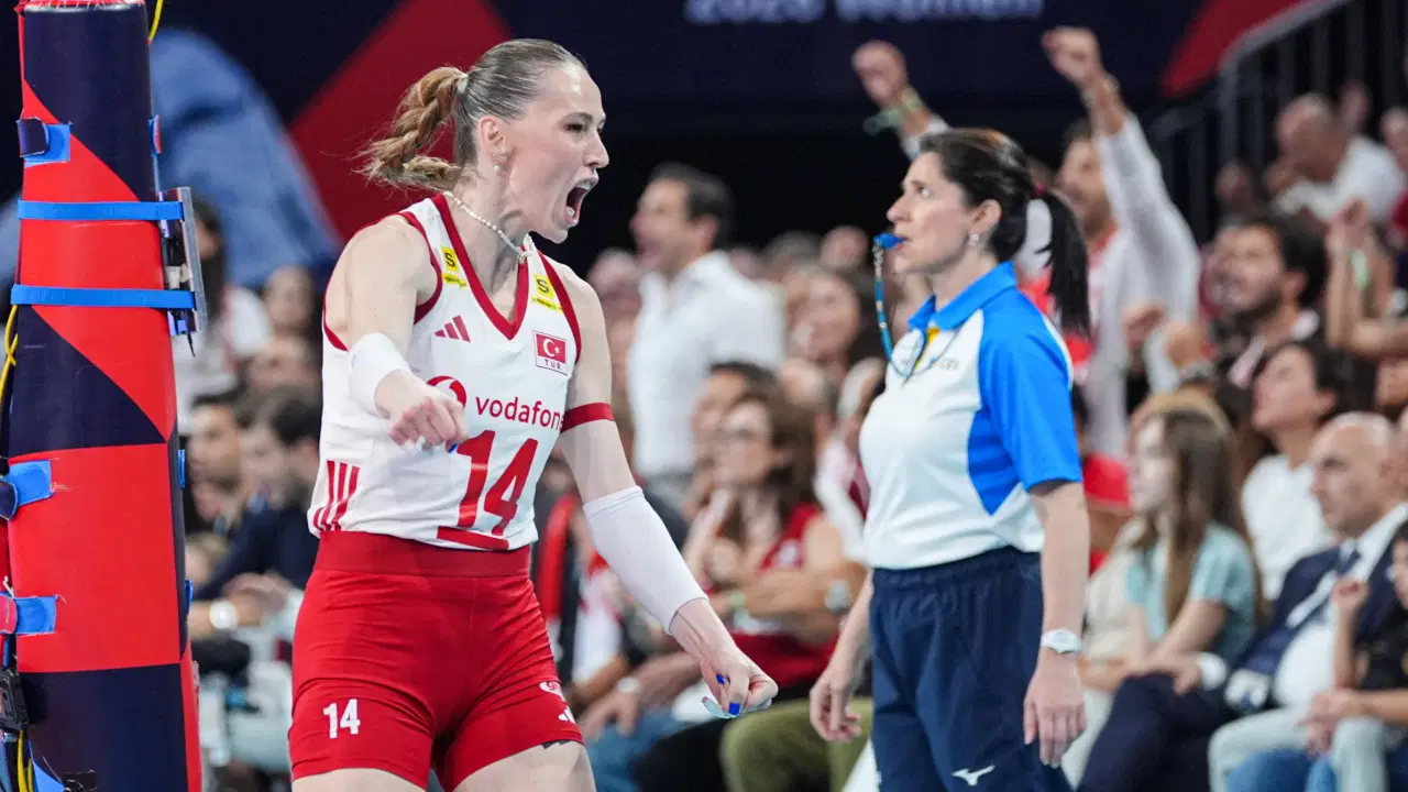 Il capitano della nazionale femminile di pallavolo Eda Erdem Dündar festeggia durante la partita.