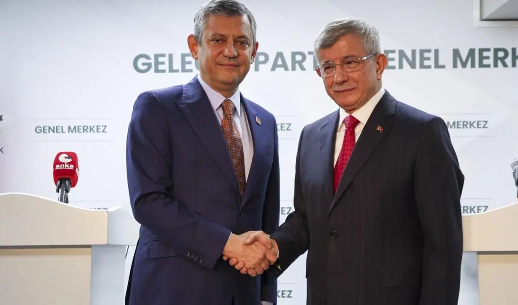 Özgür Özel, hakkında soruşturma başlatılan Ahmet Davutoğlu ile telefonda görüştü
