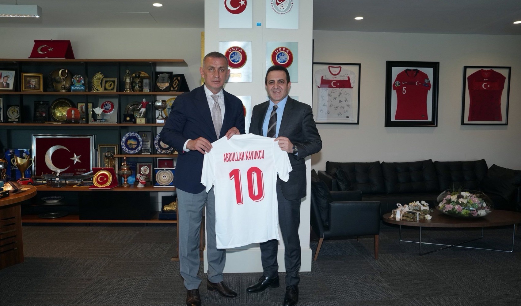 Galatasaray Başkanı Dursun Özbek, TFF Başkanı Hacıosmanoğlu’nu Riva’da ziyaret etti