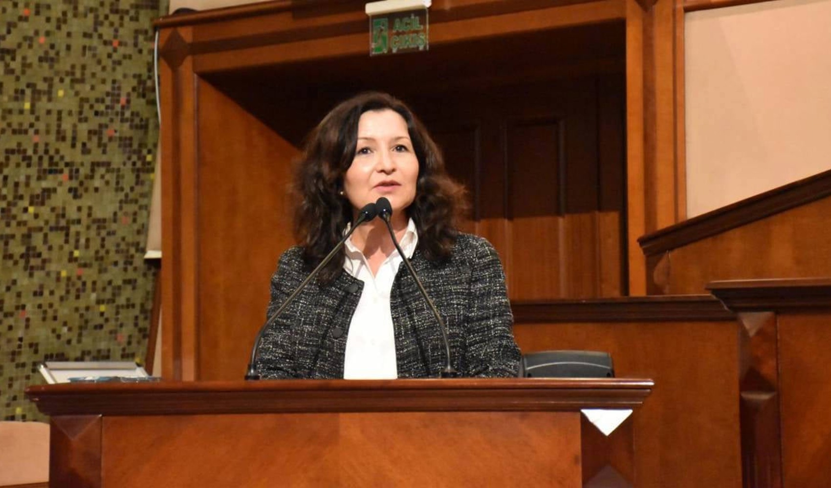 La consigliera del CHP Ülkü İnanlı al sindaco di Tuzla Bingöl, passato all'AKP: 