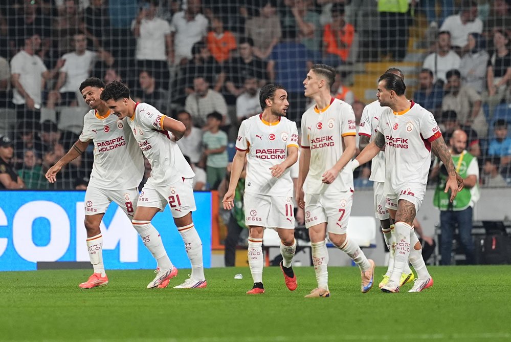 Galatasaraylı futbolcular maç sırasında sahada birlikte görülüyor.