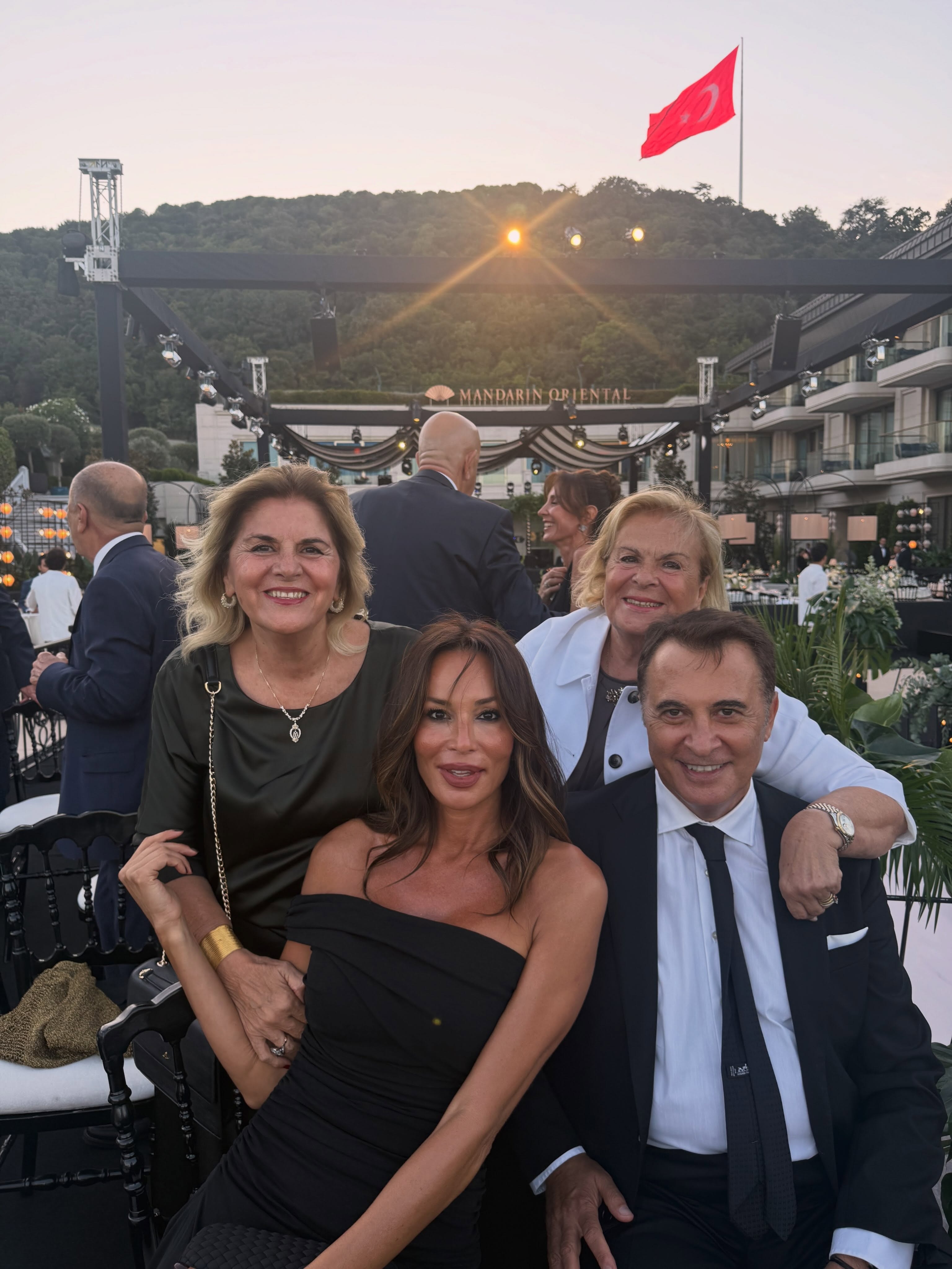 Photo prise lors du mariage montrant Güzide Duran, Fikret Orman et des membres de l'entourage familial.