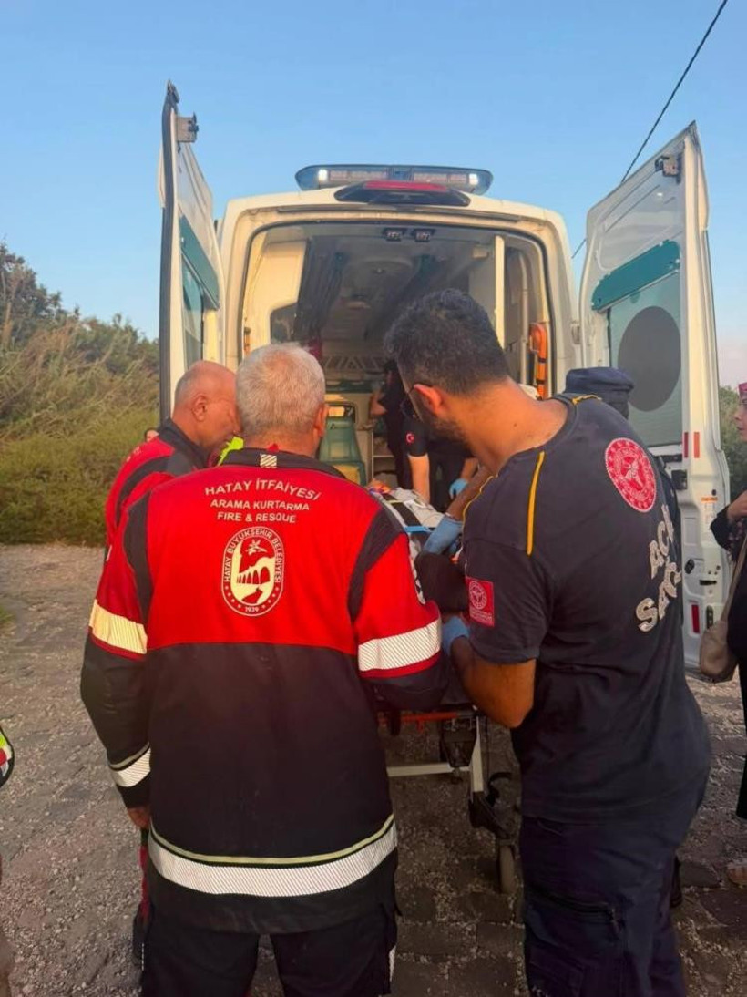 Kurtarma ekiplerinin A. A.’yı ambulansa taşıdığı anlar.