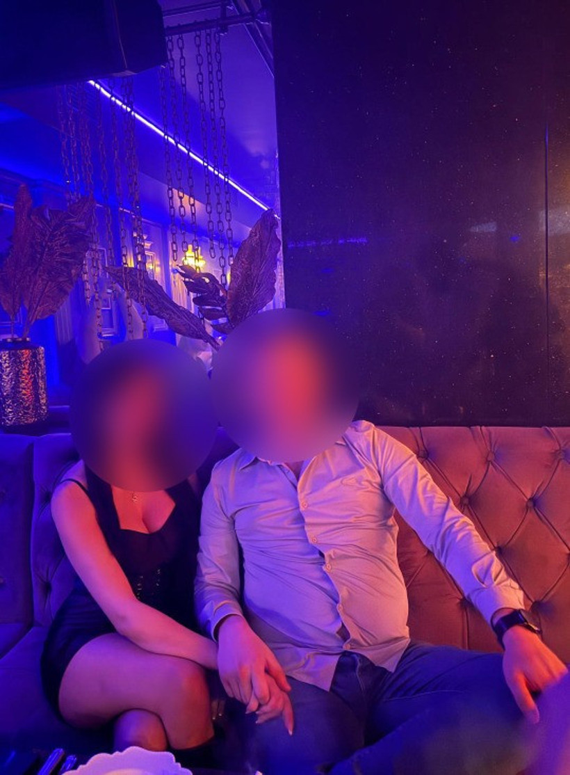 Lüks bir eğlence mekânında yüzleri bulanıklaştırılmış iki kişi görülüyor.
