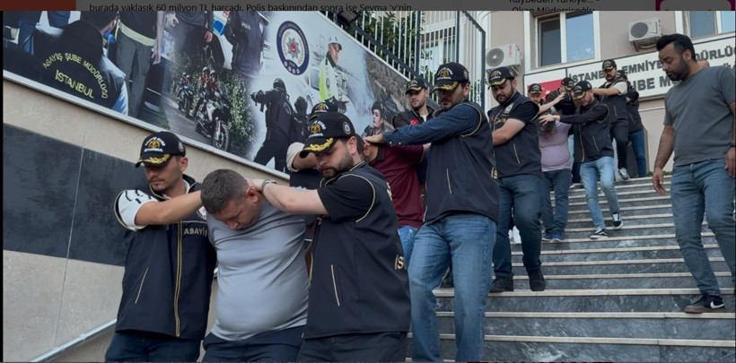 Polis ekipleri, gözaltına alınan şüphelileri emniyet binasından çıkarıyor.