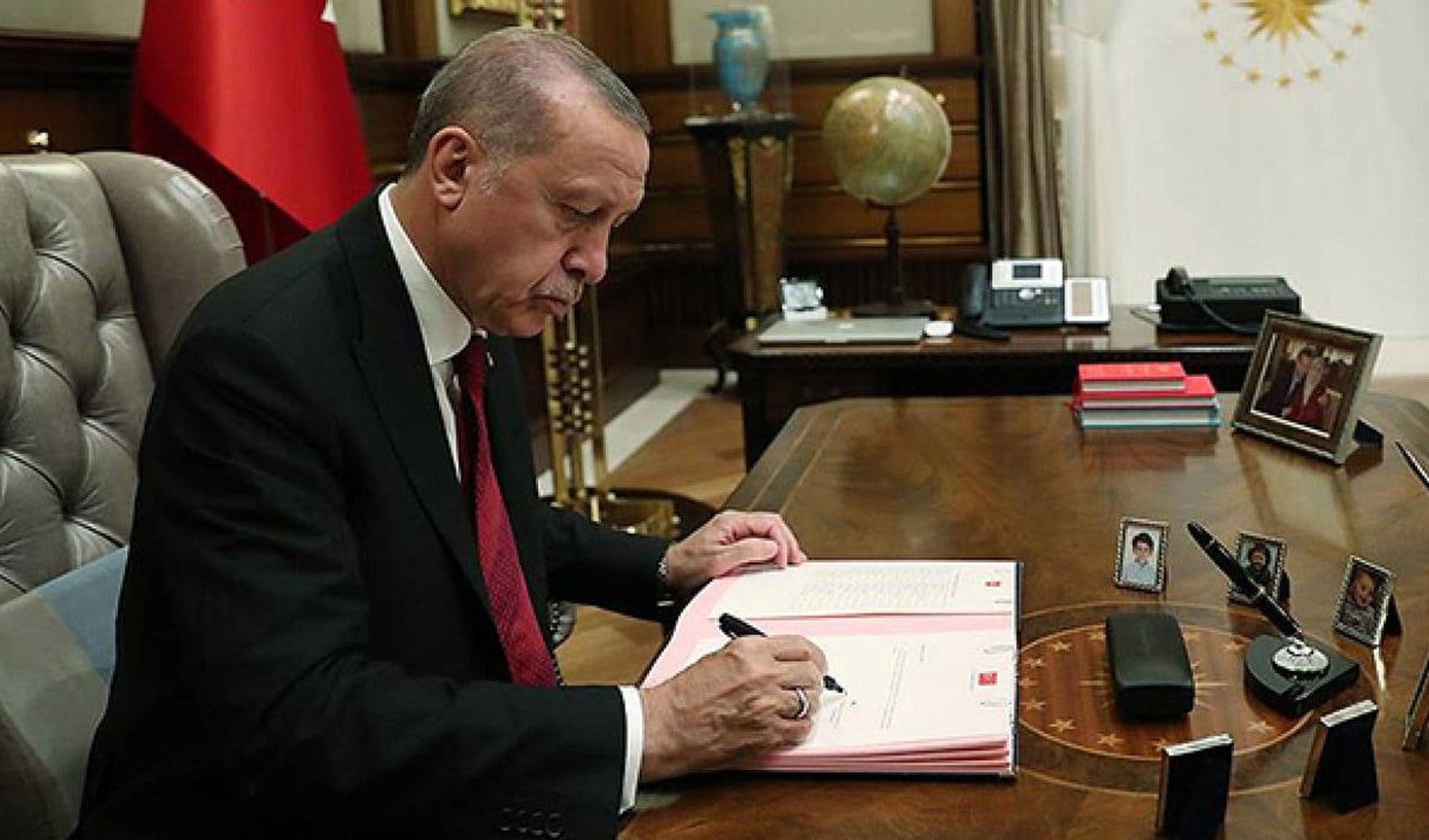 Resmi Gazete'de yayımlandı: Erdoğan'dan gece yarısı yeni atama ve görevden alma kararları