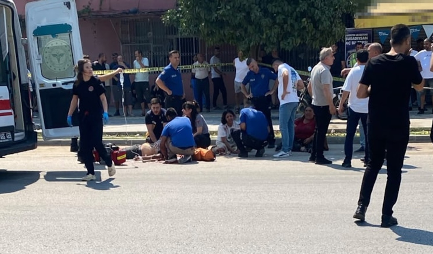Armed attack on family leaving courthouse: 1 dead