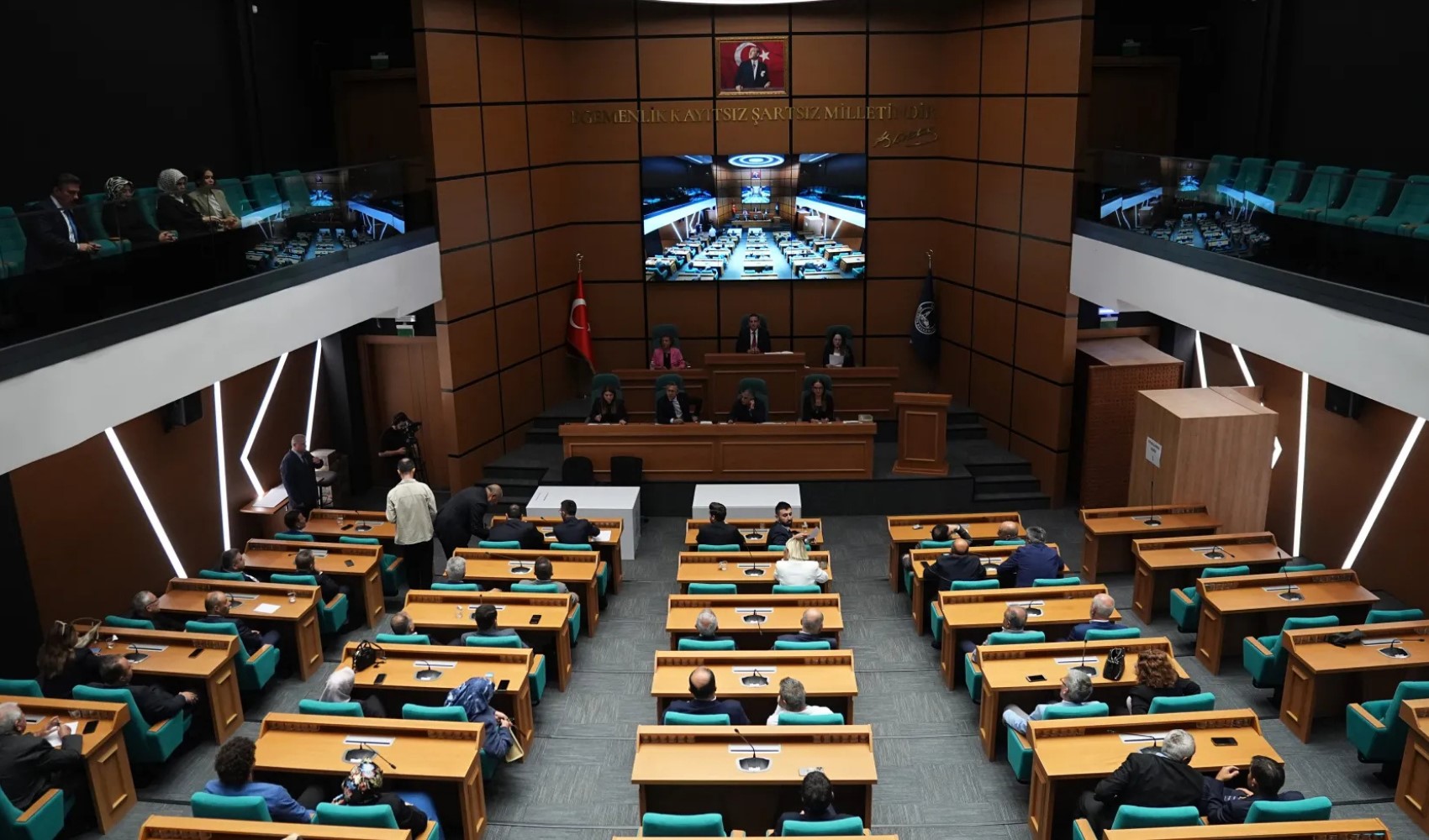 Seçimlerden sonra AKP'liler Üsküdar'a koştu